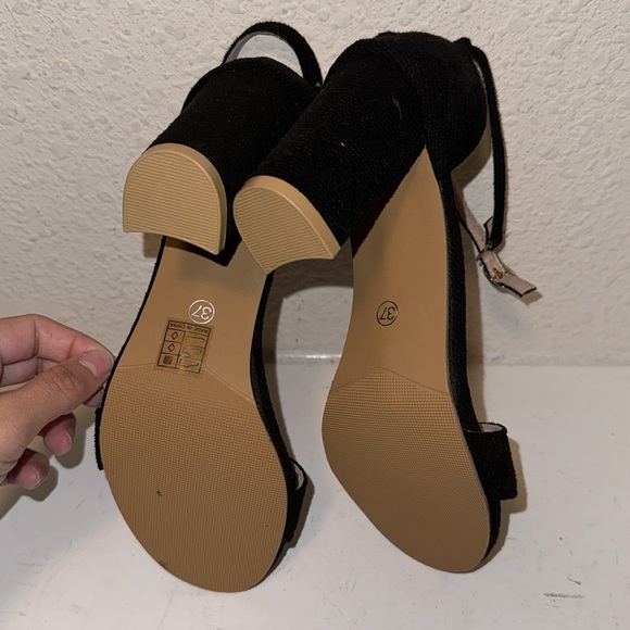 Heels - Picture 3 of 3